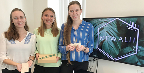 Billede af de tre studerende: Simone Westergaard, Frederikke Dahl og Emilie Søby Eriksen fra startuppen Mewalii, der udvikler bæredygtige bind af planter.