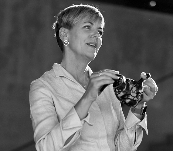 Portrætfoto i sort-hvid af professor Christine Stabell Benn