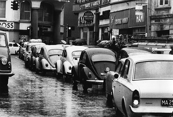 Sort-hvid billede af trafikken i centrum af Odense i 1965