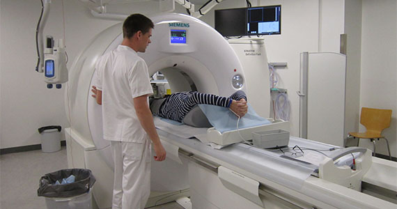 Patient i CT-skanner i forbindelse med DANCAVAS screening for hjertekar-sygdomme.