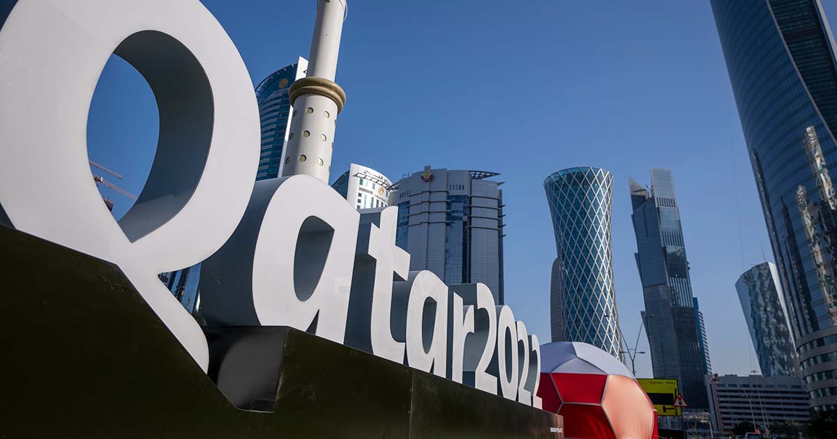 Billede af Qatar 2022-skilt omgivet af skyskrabere