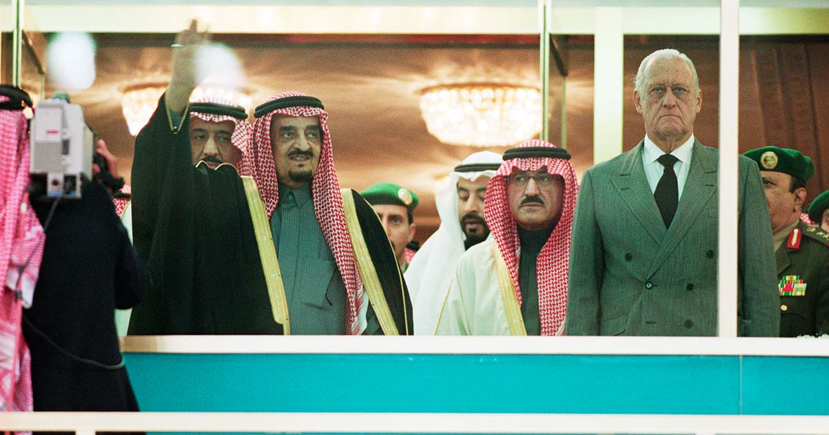 Billede af tidligere FIFA-præsident Joao Havelange med nogle af de internationale kontakter, der har sikret, at FIFA så at sige ejer international fodbold.