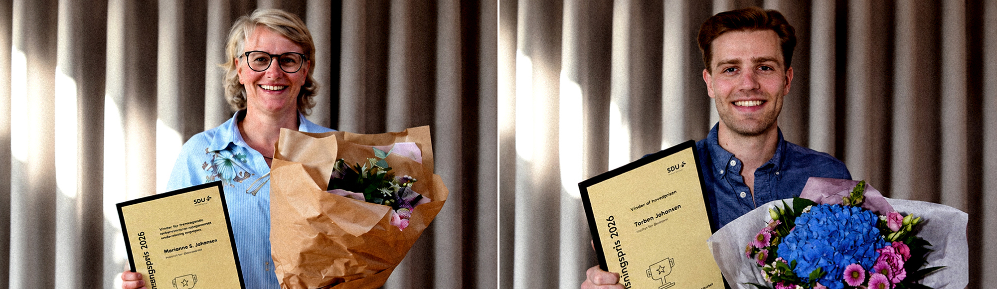 To personer holder blomster og diplomer foran et gardin ved Undervisningspris 2026.