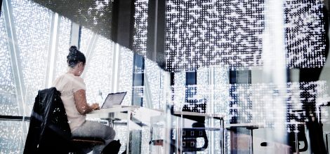 Kvinde der sidder og arbejder, SDU Kolding