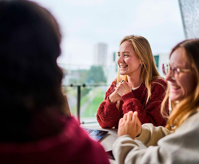 Studerende på campustorvet