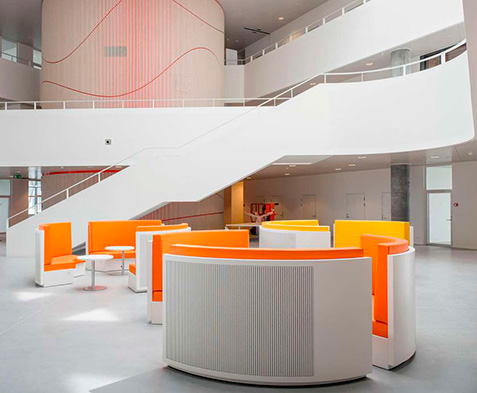 Studerende med cykel ved Letbanen ved SDU Odense