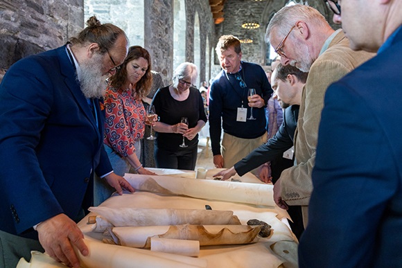 Professor Gottfried Greve, Vice-Rector for Innovation, Projects and Knowledge Clusters at UiB was one of the spectators who explored the parchment displayed by CODICUM team member Jiri Vnoucek. Photo: Eivind Senneset