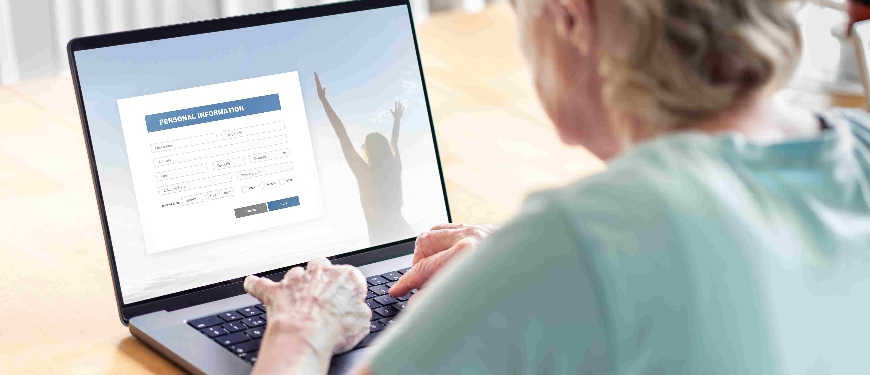 Kvinde udfylder et spørgeskema om bevægelse