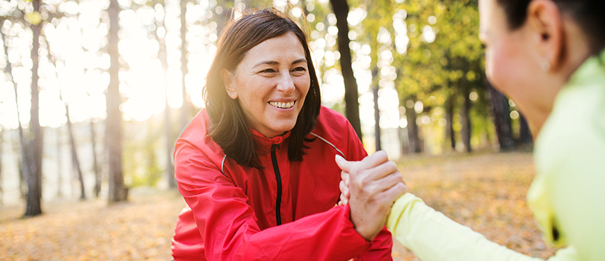 Kvinde hilser på sin træningsmakker