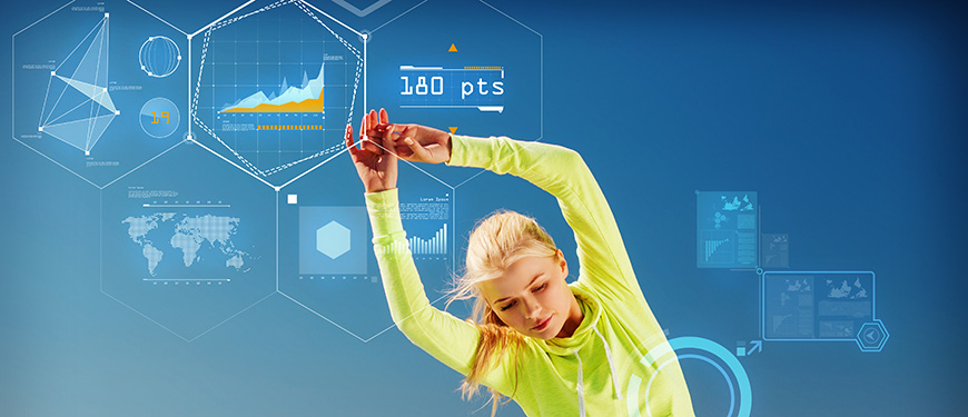 Kvinde træner og datavisualisering i baggrunden