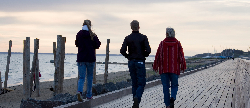 Tre personer på gåtur i det frie.