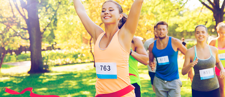 Glade løber kommer igennem målstregen