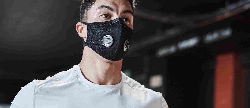 Mand løber med mundbind covid