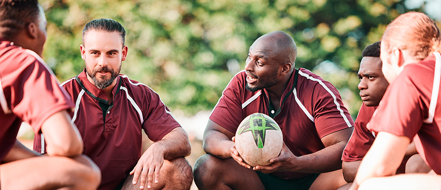 Gruppe mænd taler sammen inden fodboldkamp