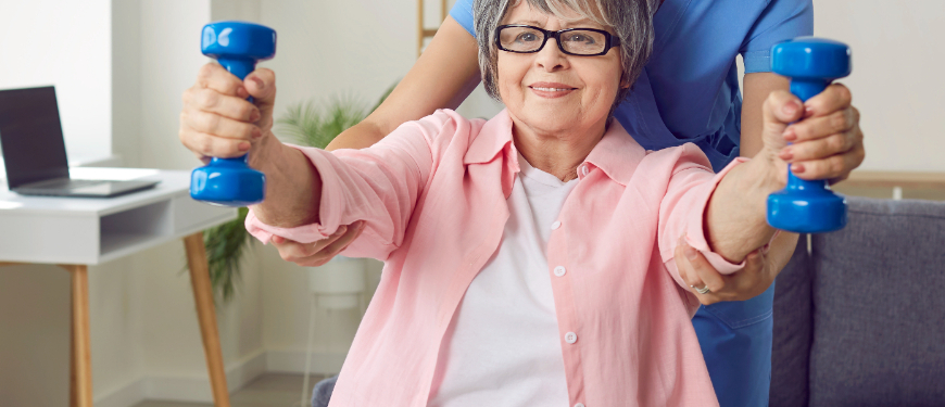 Kvinde får hjælp til at træne