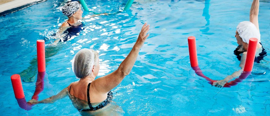 kvinder i varmtsvandsbassin