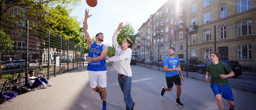 Streetbasket drenge spiller bold