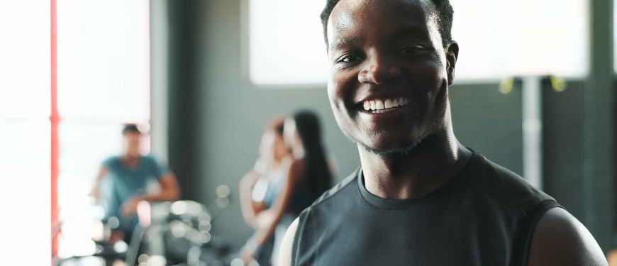 Ung sort mand i sportstøj - fitness