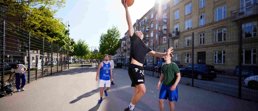 Drenge spiller streetbasket