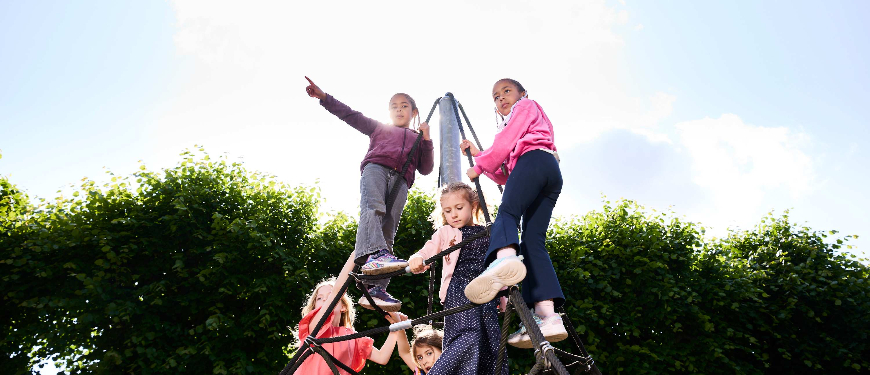 Børn leger i toppen af et legestativ