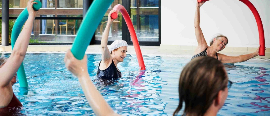 Kvinder laver genoptræning i vand i svømmehal