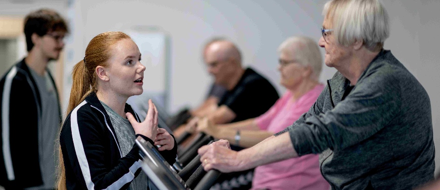 ældre i Thisted træner med yngre instruktør