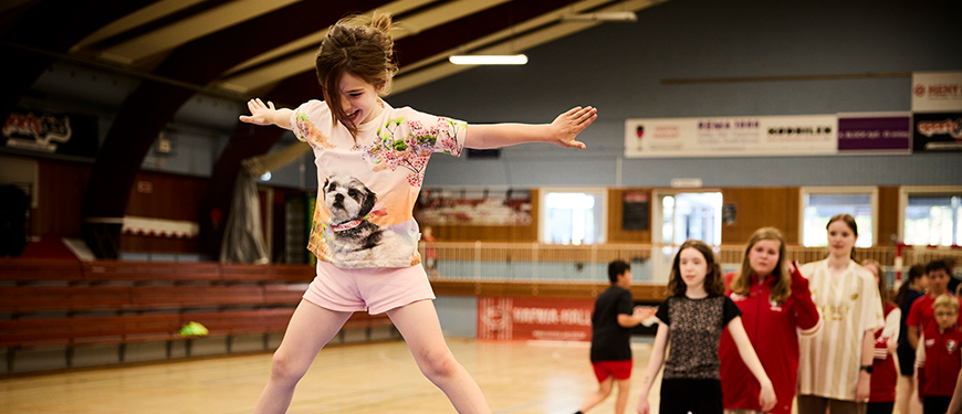 pige hopper på trampolin
