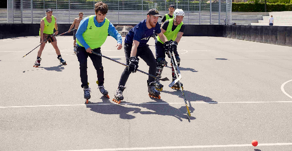 drenge spiller rullehockey