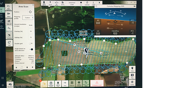 Det planlagte flyvemønster, der sikrer tilstrækkeligt overlap mellem billeder, så de senere kan kombineres til en ortomosaik.
