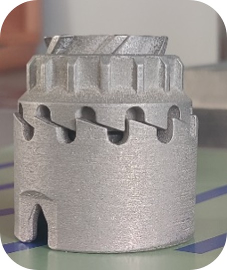 Additively manufactured metal component with support structures
