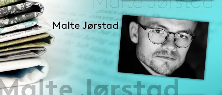 Portrætgrafik med teksten Malte Jørstad Sort-hvidt portræt af en mand med briller ved siden af en stak aviser eller magasiner og teksten "Malte Jørstad".