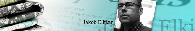 Banner med foldede aviser, et portræt af en mand med briller og teksten "Jakob Elkjaer".