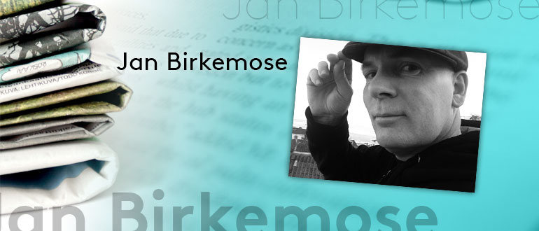 Grafik med "Jan Birkemose", aviser til venstre og et sort-hvidt portræt af en mand med kasket til højre.