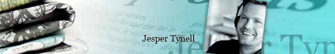 Banner med portræt og teksten Jesper Tynell Banner med portræt af en mand, foldede aviser og teksten "Jesper Tynell".