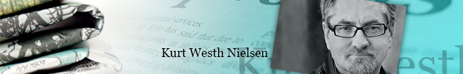 Banner med portræt og teksten Kurt Westh Nielsen Banner med portræt af en mand med briller, foldet materiale til venstre og teksten "Kurt Westh Nielsen".