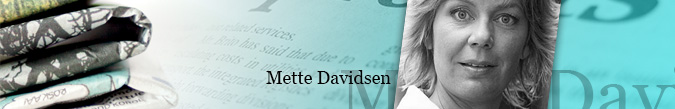 Banner med portræt af en kvinde, foldet mønstret stof og teksten "Mette Davidsen".