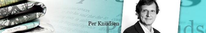 Portrætbanner af en mand med foldede aviser og teksten "Per Knudsen".
