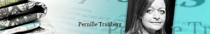 Banner med portræt og teksten Pernille Tranberg Banner med portræt af en kvinde, foldede aviser til venstre og teksten "Pernille Tranberg".