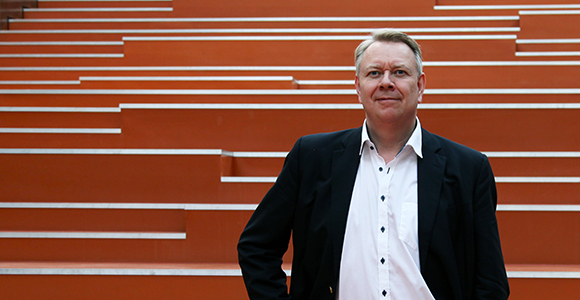 Jørgen Ellegaard Andersen foran orange trappe