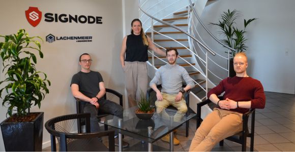 Billede af studerende i studiejob samt HR-konsulenten ved Signode