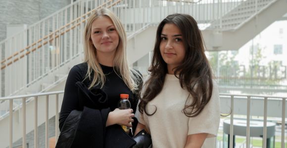 Gymnasieeleverne Vanessa og Rihanna er på besøg i SDU Startup Station