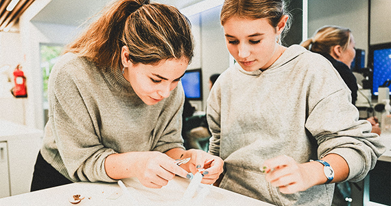 To elever i gang med et projekt i laboratoriet