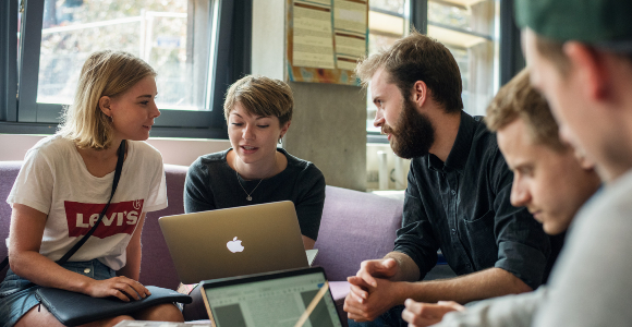 Studerende i fagrådslokale