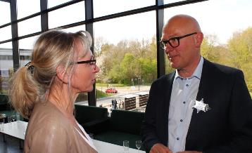 Susanne Mandrup taler med Henrik Pedersen