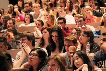 Studerende i auditorium