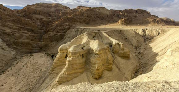 Billedet forestiller Qumran hulerne, Dødehavsrullerne er fundet.