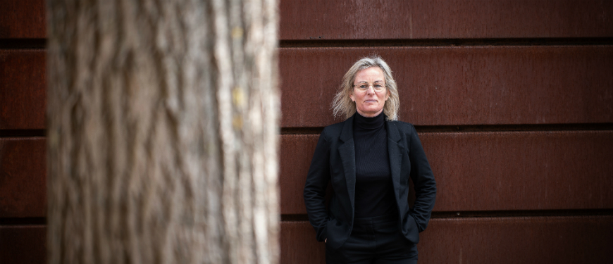 Marianne Holmer med træ i forgrunden