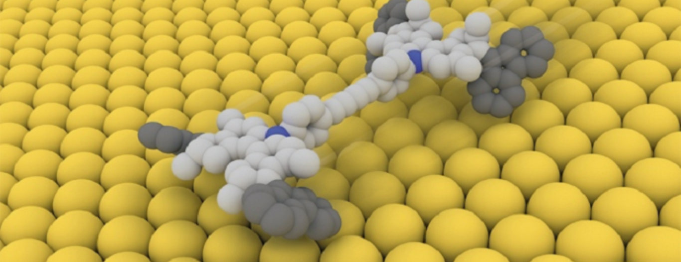 Molekylær nanobil vist som en 3D-model oven på en gul overflade af kugler.