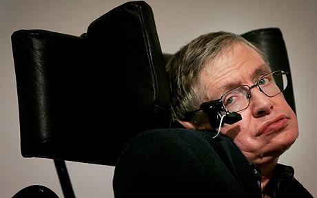 Stephen Hawking i sin kørestol på et nærbillede.