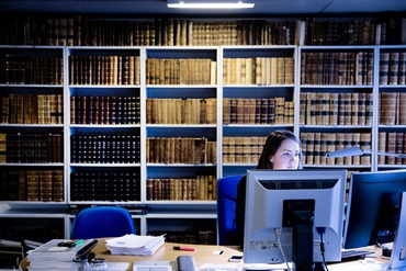 Kontor med bøger og computer